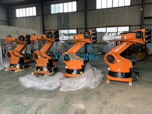 KUKA 크로나 240 R3330 자동장치는 팰릿으로 운반을 다루는 산업용 로봇을 이용했습니다