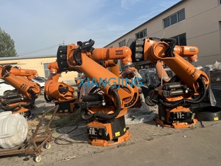 KUKA 크로나 240 R3330 자동장치는 팰릿으로 운반을 다루는 산업용 로봇을 이용했습니다