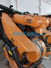 KUKA 크로나 240 R3330 자동장치는 팰릿으로 운반을 다루는 산업용 로봇을 이용했습니다