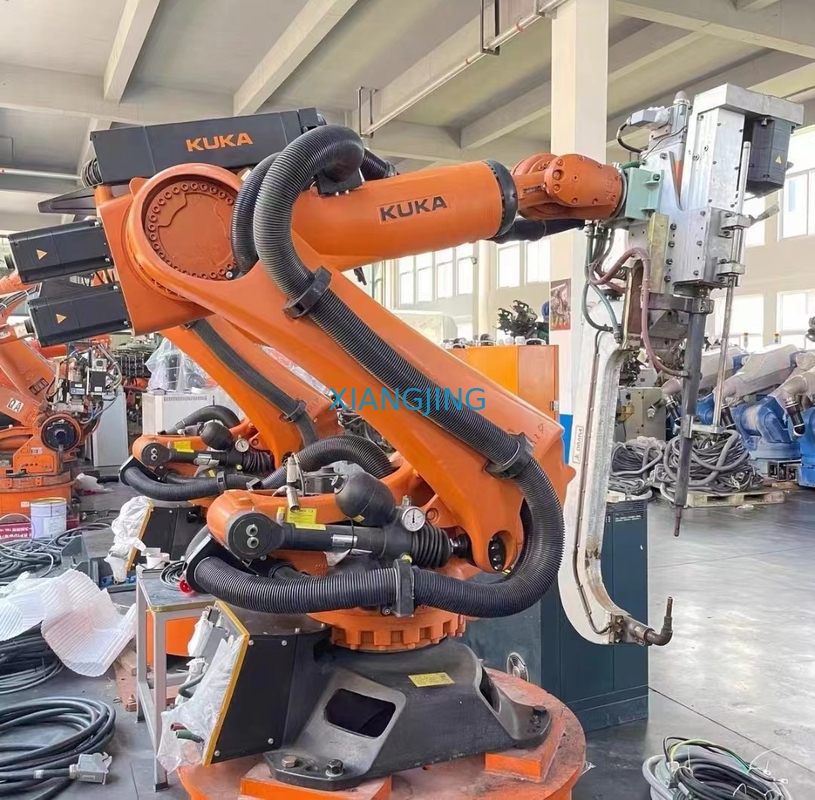 6 주축은 로봇을 다루는 KUKA 애질러스 KR 4 R600 로봇 팔을 사용했습니다