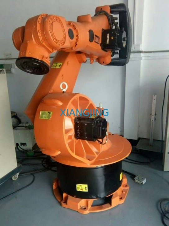 KR 210 R2700은 덤으로 선택을 위한 쿠카 로봇을 이용했고 초침 로봇을 위치시킵니다